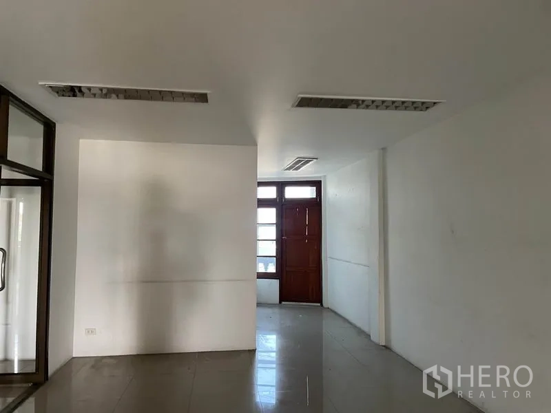 货栈 出租在Prawet, Bangkok - 开放式办公区，瓷砖地面、嵌入式照明与实木后门。