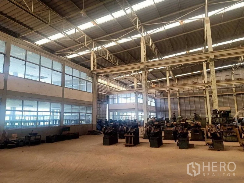 Warehouse for rent in Mueang Samut Sakhon, Samut Sakhon - Workshop area with internal glazed office block and high-clearance roof.