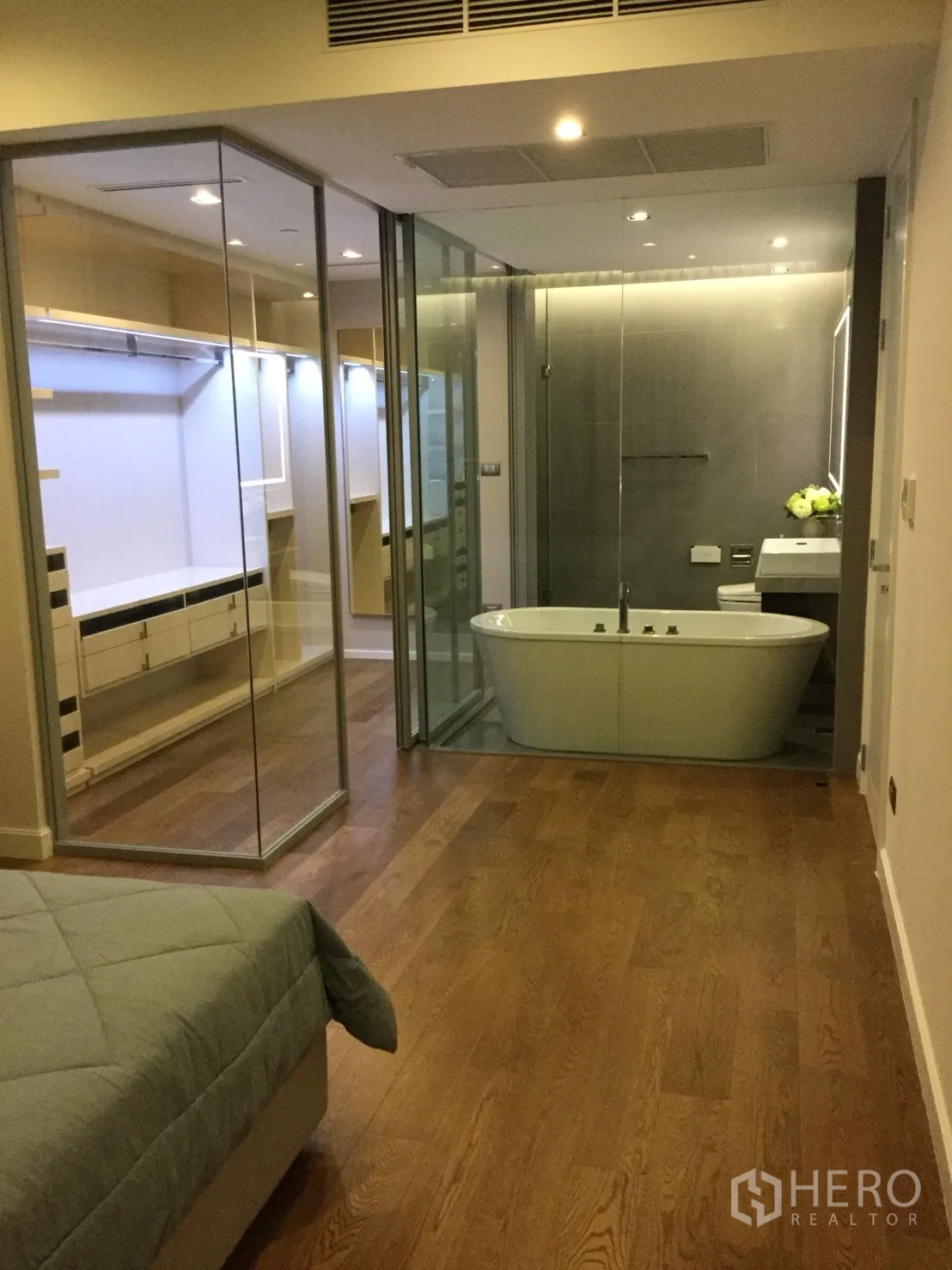 公寓 出租在Sathon, Bangkok - 主卧带步入式衣帽间与玻璃隔断卫浴，配独立浴缸。
