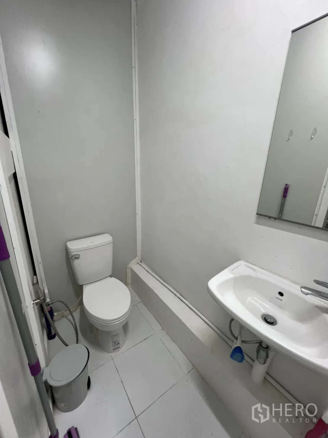 อาคารพาณิชย์ ให้เช่าหรือขายในKhlong Toei, Bangkok - ห้องน้ำกะทัดรัด มีโถสุขภัณฑ์ อ่างล้างหน้า และกระจก