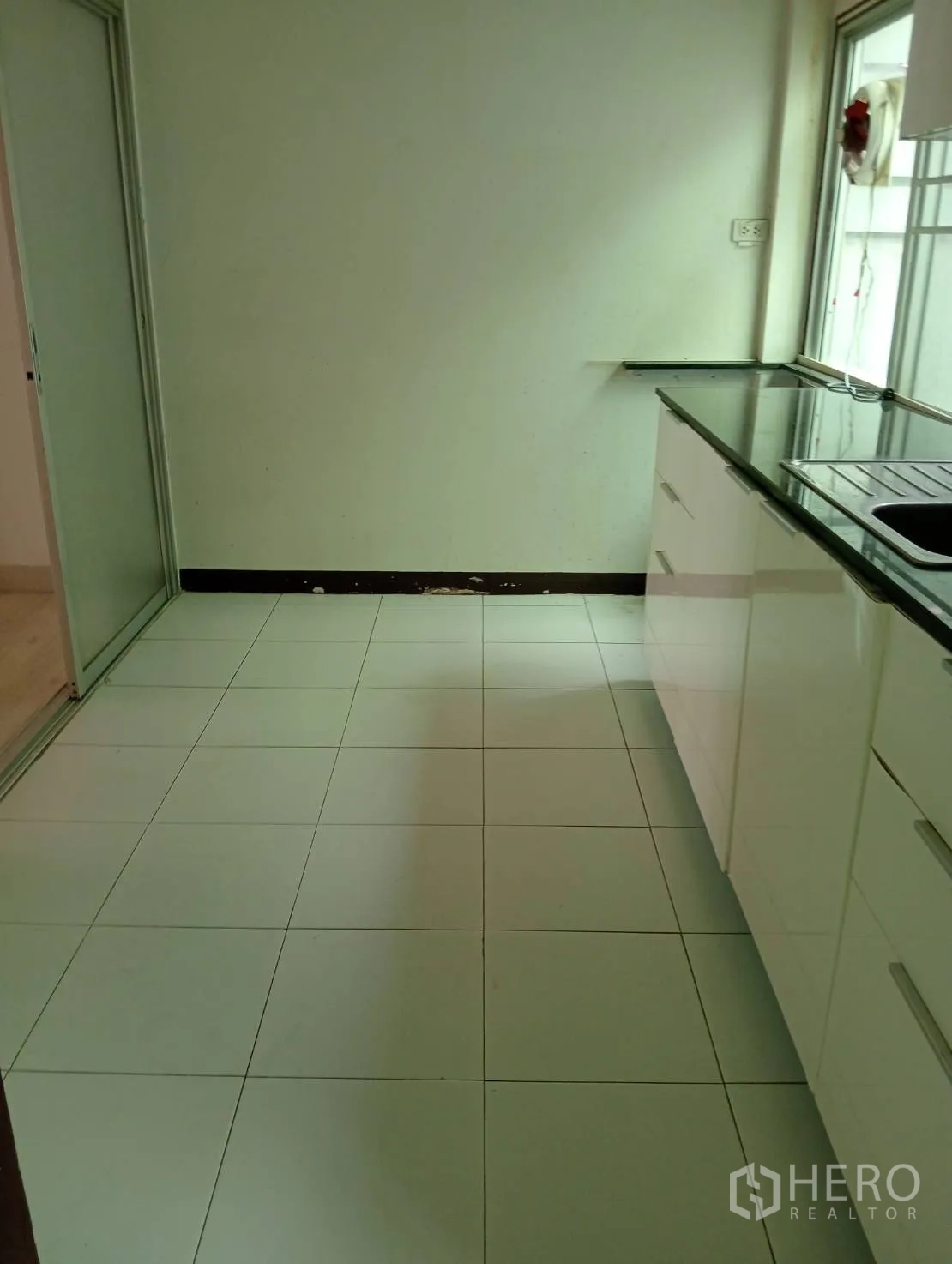 สำนักงานที่บ้าน ให้เช่าในKhlong Toei, Bangkok - ระเบียงหลังบ้านส่วนตัว ผนังสูงพร้อมก๊อกน้ำและท่อ