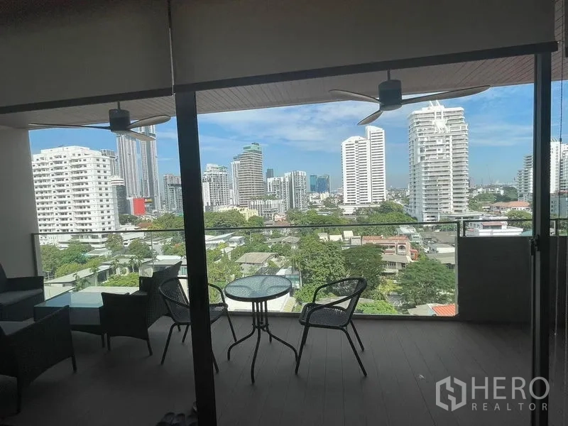 公寓 出租或出售在Watthana, Bangkok - 覆盖式阳台，户外座椅与艾卡迈城市景观