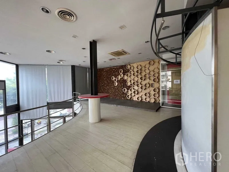 零售空间 出租 - 楼上展厅带蜂巢造型特色墙、大窗与栏杆