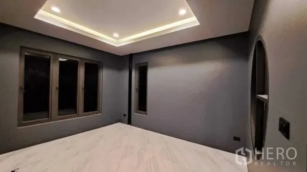 บ้าน ขายในChachoengsao - ห้องโล่งผนังสีเทา ฝ้าซ่อนไฟดาวน์ไลต์ พื้นกระเบื้องลายหินอ่อนและหน้าต่างหลายบาน