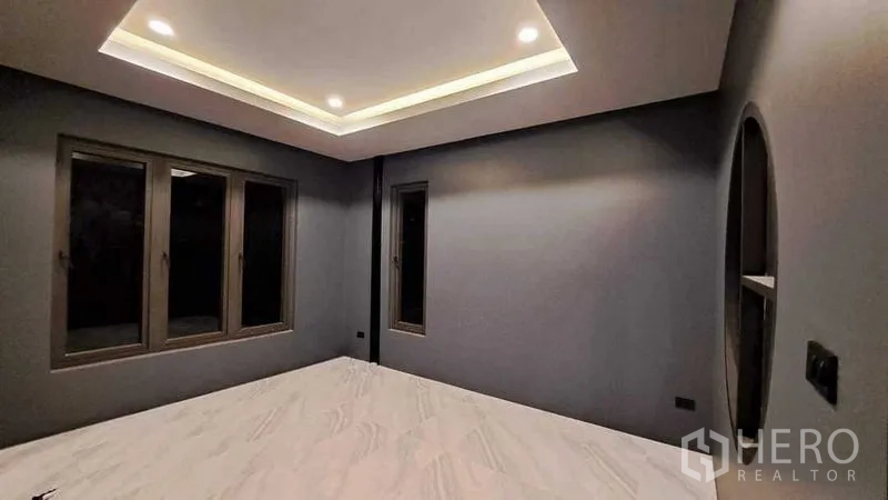 บ้าน ขายในChachoengsao - ห้องโล่งผนังสีเทา ฝ้าซ่อนไฟดาวน์ไลต์ พื้นกระเบื้องลายหินอ่อนและหน้าต่างหลายบาน