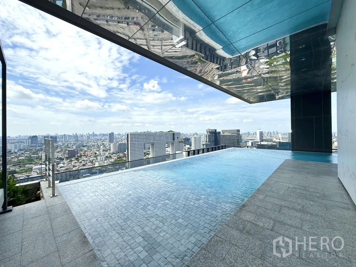 Condominium for sale in Chatuchak, Bangkok - Infinity-edge sky pool overlooking Bangkok skyline.