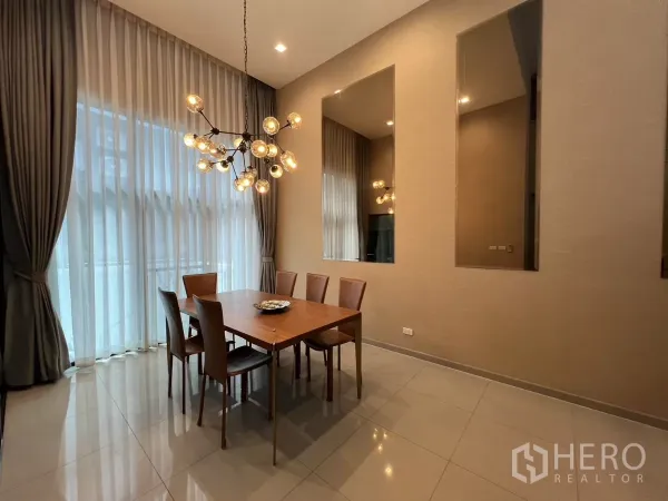 ทาวน์เฮาส์ ให้เช่าในSuan Luang, Bangkok - พื้นที่รับประทานอาหารพร้อมโคมไฟดีไซน์ โมเดิร์น ผ้าม่านสูง และโต๊ะไม้ 6 ที่นั่ง