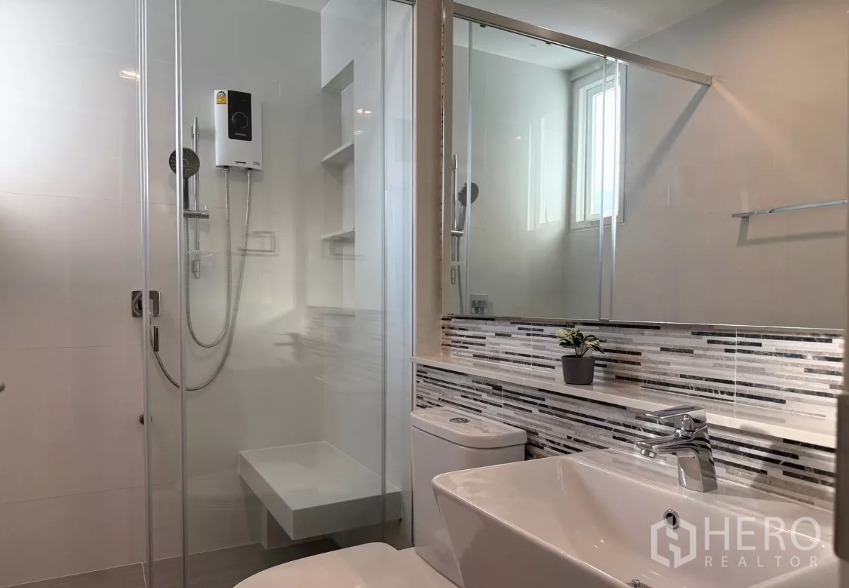 Detached House for rent in Prawet, Bangkok - Bathroom with shower cubicle and patterned tile feature