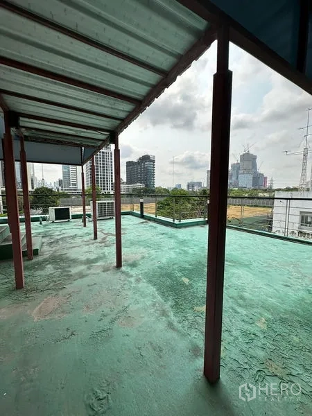 สำนักงาน ให้เช่าในPathum Wan, Bangkok - ดาดฟ้ามีทางเดินกันสาด มองเห็นวิวเมือง