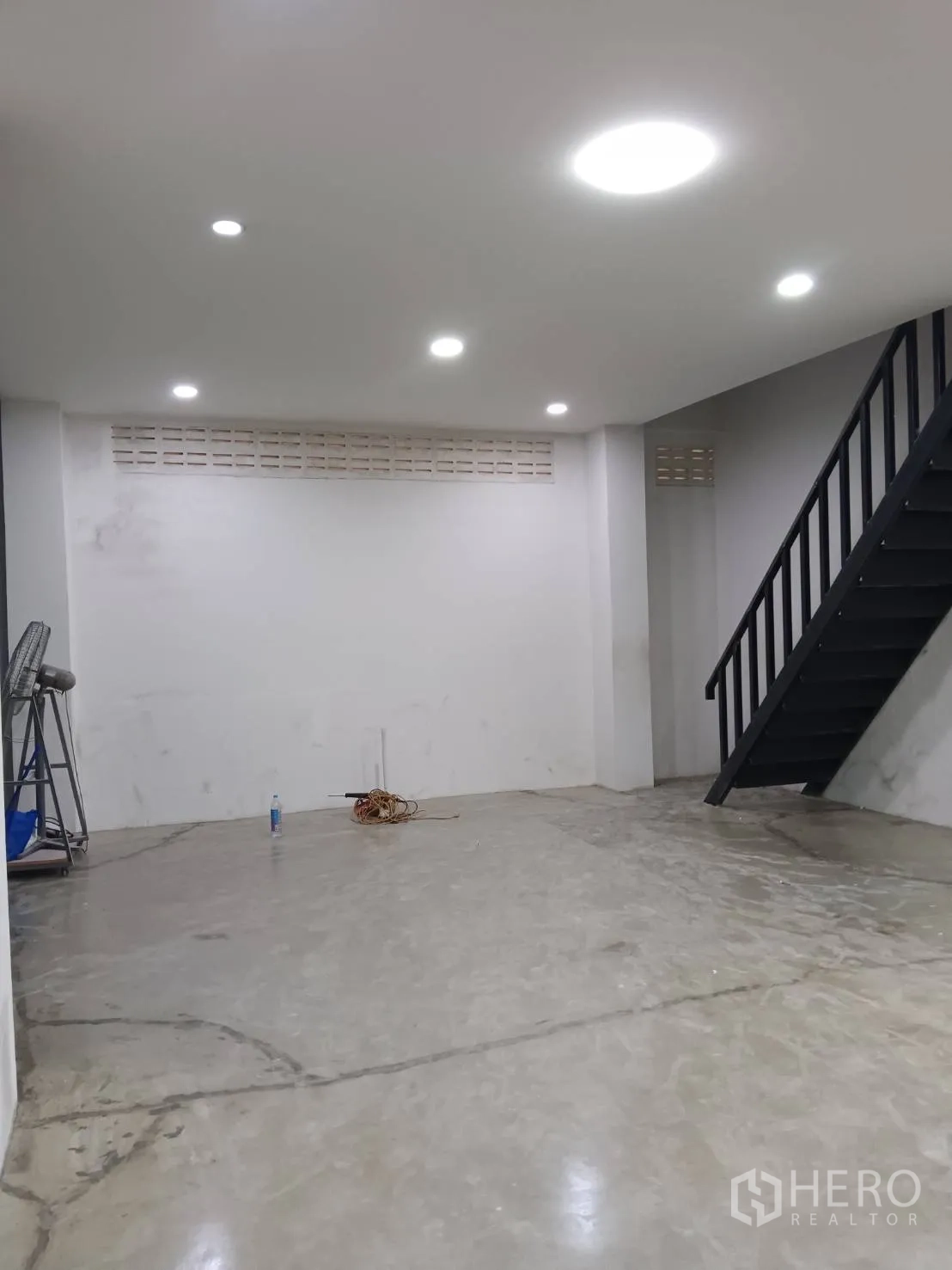 คลังสินค้า ให้เช่าในKhlong Sam Wa, Bangkok - มุมทำงานพร้อมบันไดเหล็กสีดำและไฟดาวน์ไลต์