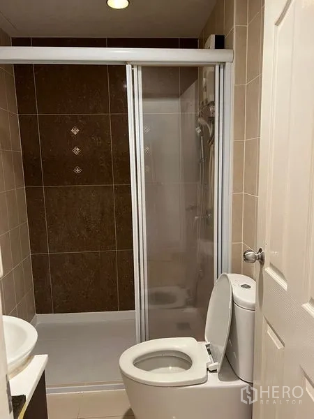 ทาวน์เฮาส์ ให้เช่าในWang Thonglang, Bangkok - ห้องน้ำกะทัดรัด พร้อมตู้ shower กระจกบานเลื่อนและโถสุขภัณฑ์