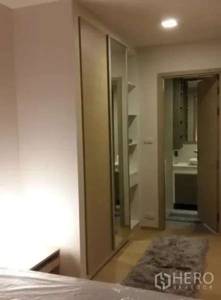 คอนโด ให้เช่าในWatthana, Bangkok - ห้องนอนตู้เสื้อผ้าบานกระจก ชั้นวางของ และทางเข้าห้องน้ำ