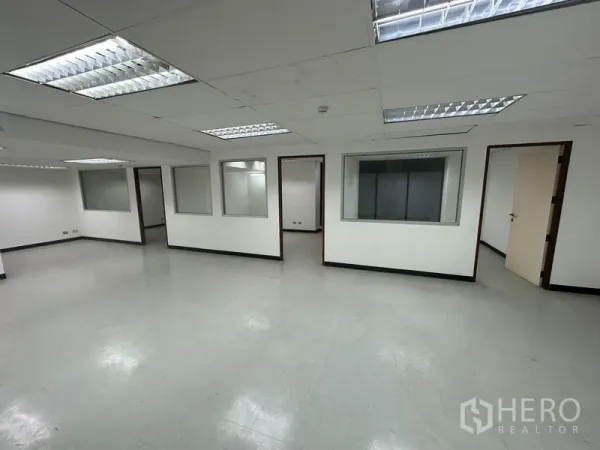 办公空间 出租在Khlong Toei, Bangkok - 中央工作区，面向内窗与通往会议室的门