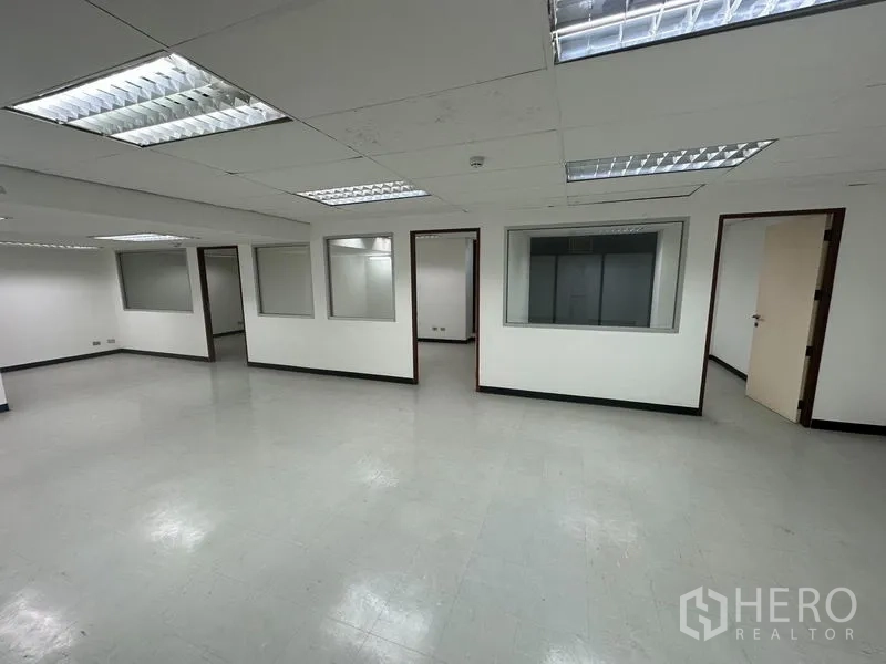 办公空间 出租在Khlong Toei, Bangkok - 中央工作区，面向内窗与通往会议室的门