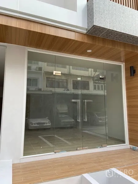 สำนักงานที่บ้าน ให้เช่าหรือขายในSuan Luang, Bangkok - ทางเข้า storefront ชั้นล่าง กระจกเต็มบาน ประตูคู่ ใต้ฝ้าไม้