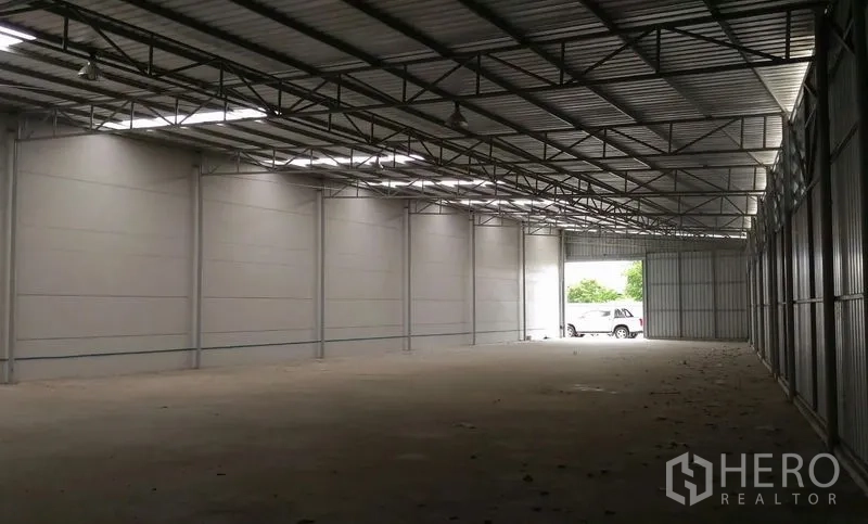 คลังสินค้า ให้เช่าในPathum Thani - โถงโกดังเพดานสูง โครงเหล็ก และช่องทางรถเข้าออกด้านท้าย