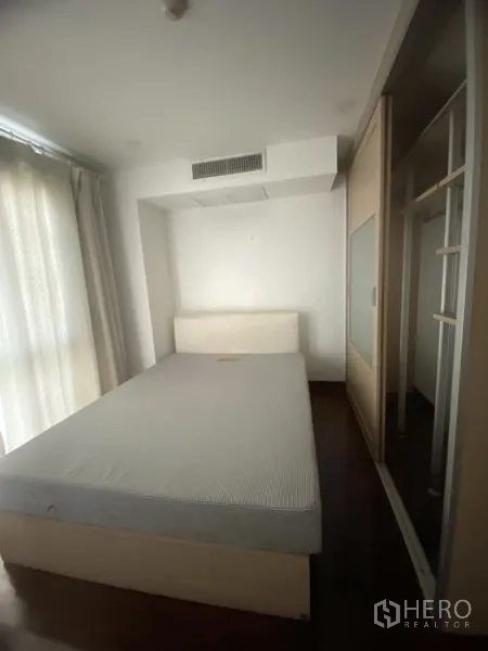 คอนโด ให้เช่าในWatthana, Bangkok - ห้องนอนที่สองพร้อมเตียง ตู้เสื้อผ้าบานเลื่อน และผ้าม่านสูงจรดพื้น