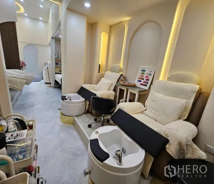 พื้นที่ขายปลีก ให้เช่าในWatthana, Bangkok - ชุดเก้าอี้ทำเล็บพร้อมอ่างแช่เท้าและไฟแบ็คไลท์