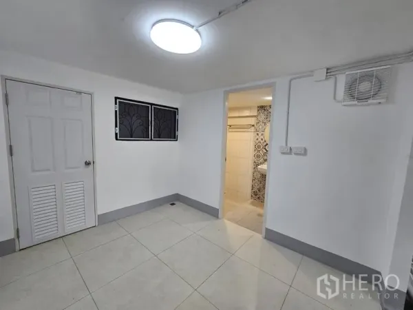 店屋 出租 - 紧凑卧室/办公室，带窗户与套卫入口。