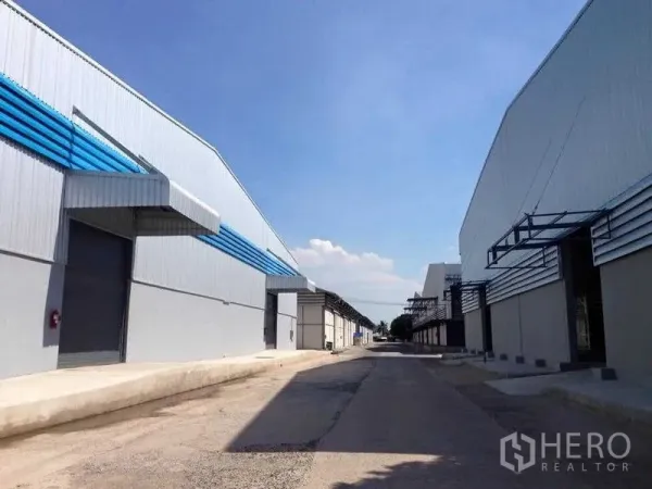 货栈 出租在Phra Nakhon Si Ayutthaya - 园区内并列的现代化仓库，临宽车道，带装卸平台与卷帘门