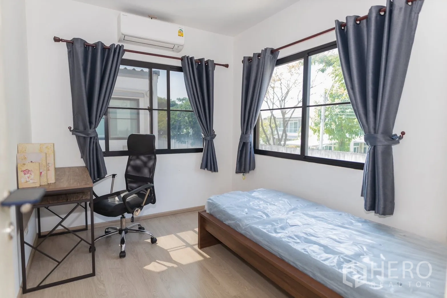 Townhouse for rent in Bang Phli, Samut Prakan - Bright single bedroom with desk, office chair, and corner windows.