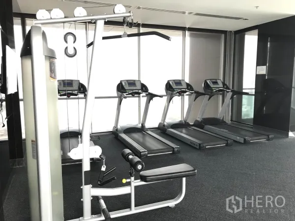 公寓 出租或出售在Sathon, Bangkok - 公寓健身房，配备跑步机与力量训练器械。