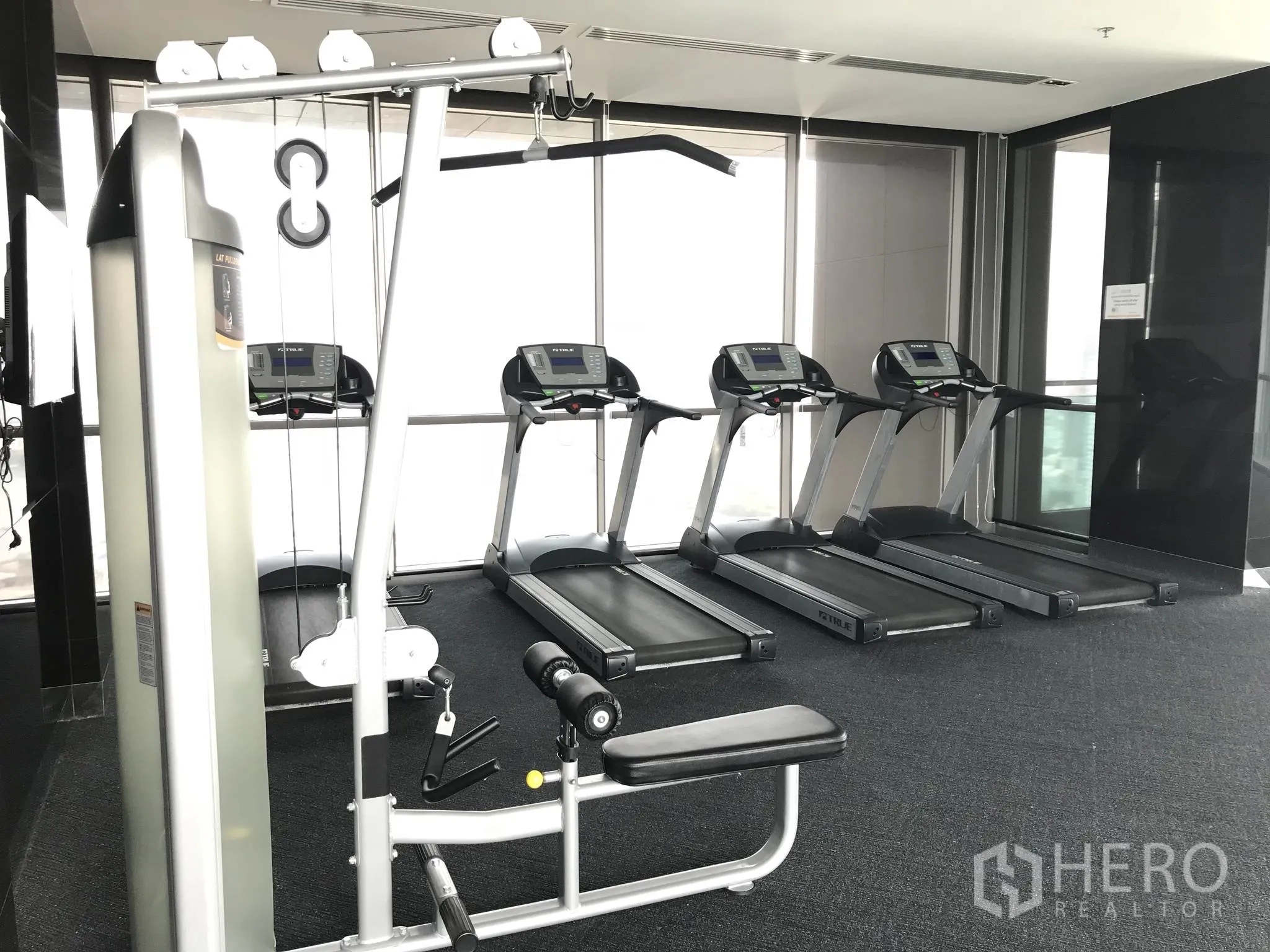 公寓 出租或出售在Sathon, Bangkok - 公寓健身房，配备跑步机与力量训练器械。