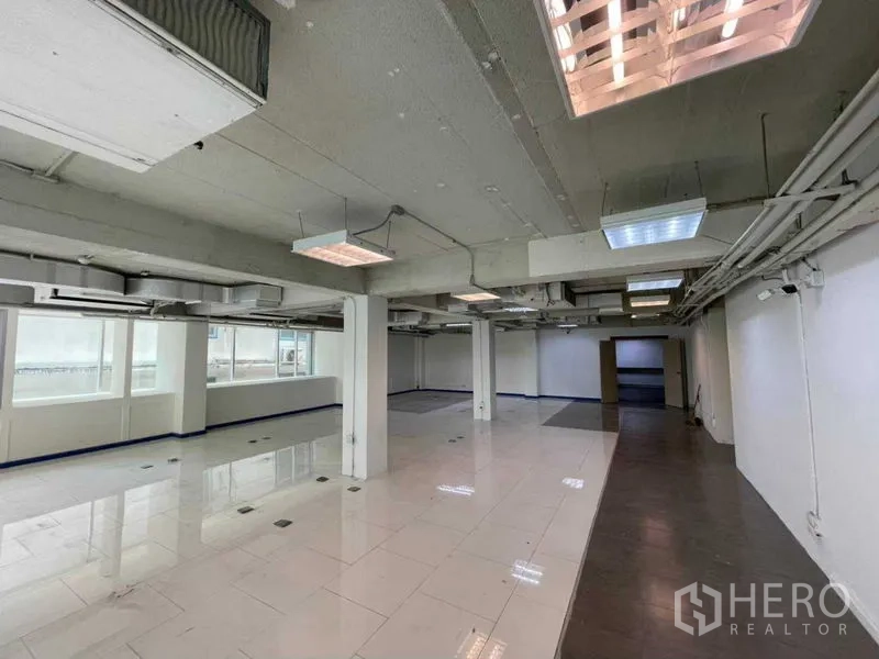 สำนักงาน ให้เช่าในRatchathewi, Bangkok - พื้นที่สำนักงานกว้าง โชว์งานระบบท่อลม ไฟส่องสว่าง และพื้นกระเบื้องเงา
