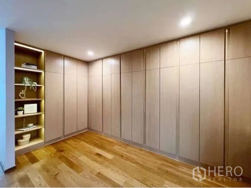 ทาวน์เฮาส์ ให้เช่าหรือขายในSaphan Sung, Bangkok - ห้องแต่งตัวพร้อมตู้สูงจรดเพดานและชั้นโชว์ไฟส่อง