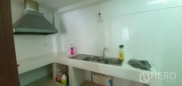 Home Office for rent in Khlong Toei, Bangkok - Compact tiled pantry with double sink and an extractor hood.