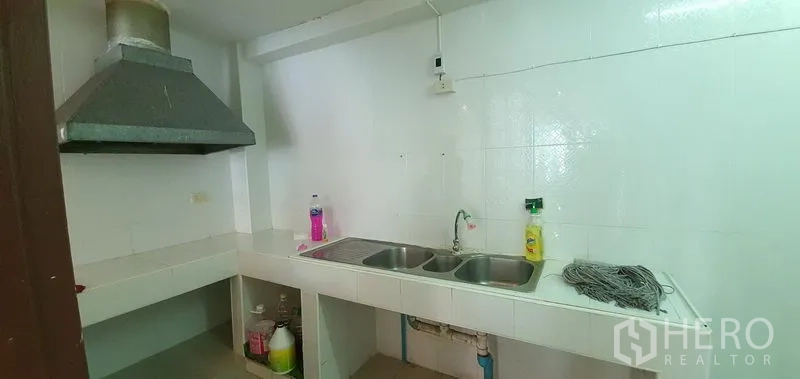 Home Office for rent in Khlong Toei, Bangkok - Compact tiled pantry with double sink and an extractor hood.