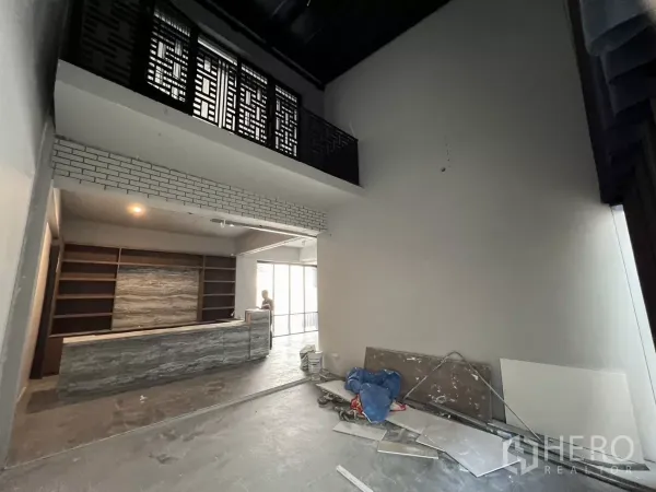 สำนักงานที่บ้าน ให้เช่าในPathum Wan, Bangkok - พื้นที่เพดานสูงมีชั้นลอย ตู้บิวท์อิน และบาร์หิน