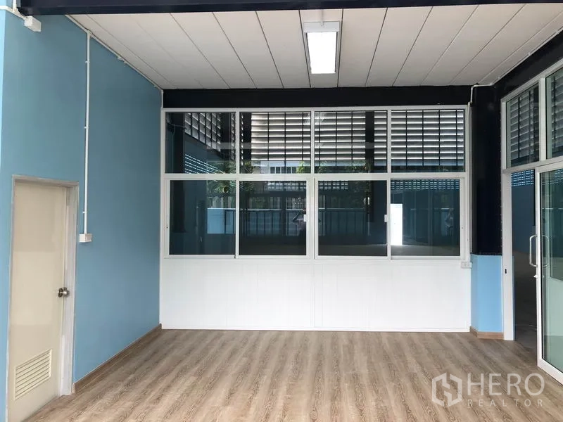 工厂 出租或出售在Bang Bua Thong, Nonthaburi - 玻璃隔断办公室，吊顶，临生产区。