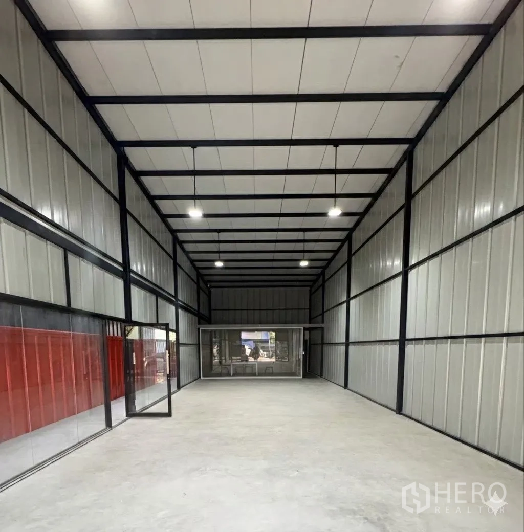 仓库 for rent in Bueng Kum, Bangkok - 挑高仓库通道，金属围护与抛光混凝土地面。