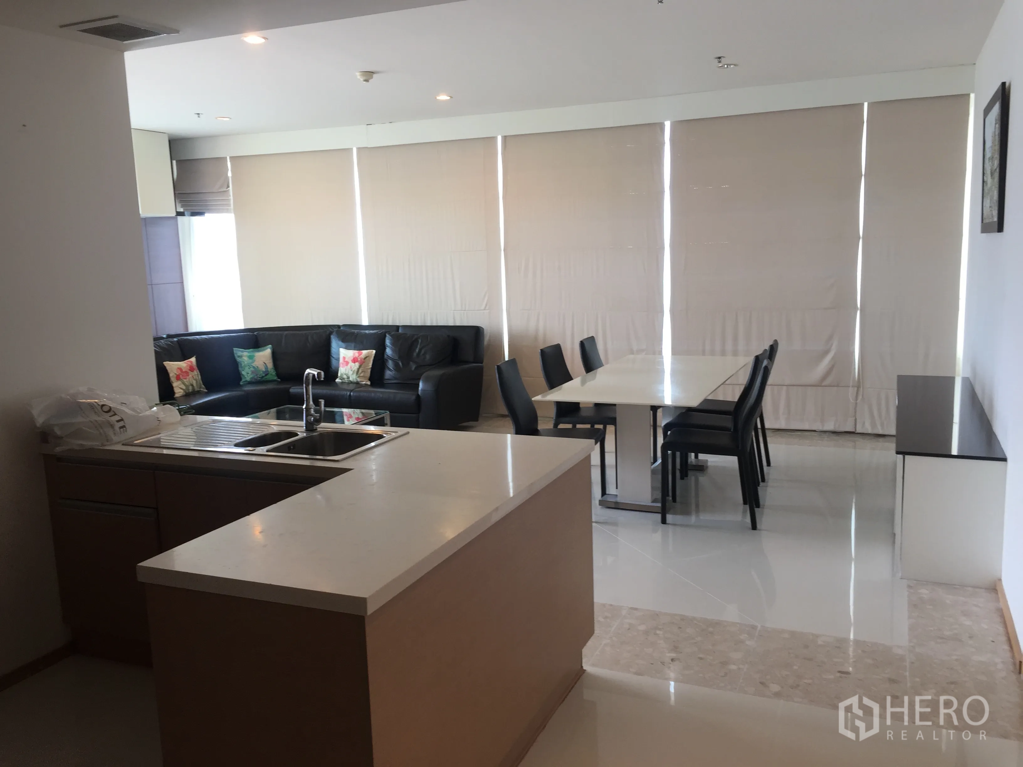 公寓 出租在Sathon, Bangkok - 现代开放式厨房带中岛与双水槽，面向餐厅与客厅。