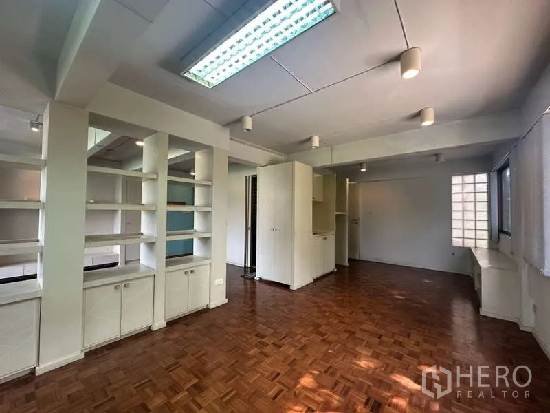 อาคารพาณิชย์ ให้เช่าในKhlong Toei, Bangkok - ออฟฟิศพื้นปาร์เก้ กั้นพื้นที่ด้วยชั้นวางและไฟสปอต