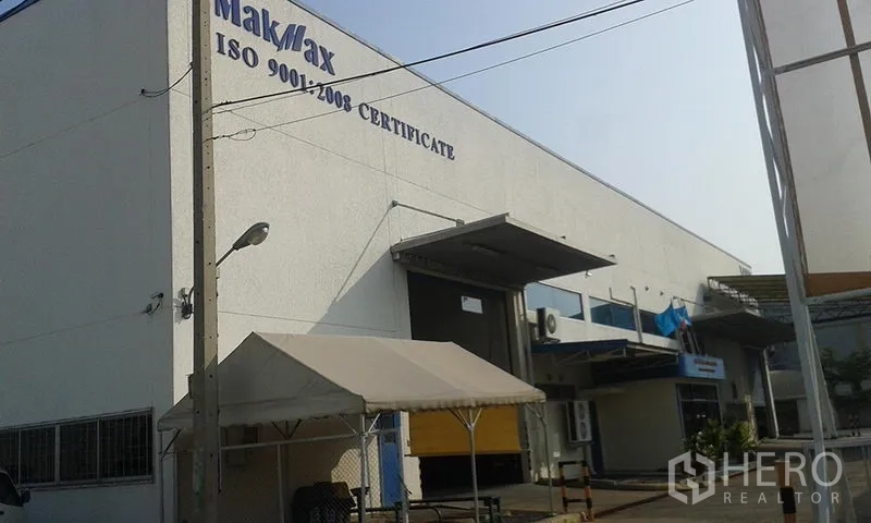 工厂 出租在Uthai, Phra Nakhon Si Ayutthaya - 工业建筑正面，装卸门、雨棚及 ISO 9001:2008 标识清晰可见。