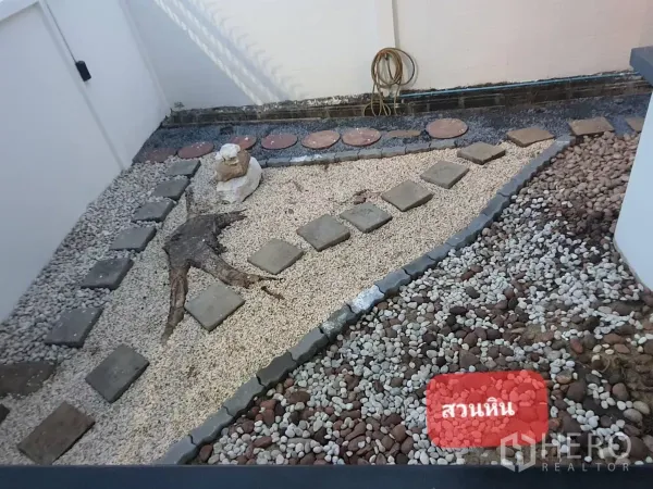 สำนักงานที่บ้าน ให้เช่าหรือขายในChatuchak, Bangkok - สวนหินขนาดกะทัดรัด มีทางเดินแผ่นทางเท้าและกรวดล้อมในลานภายใน