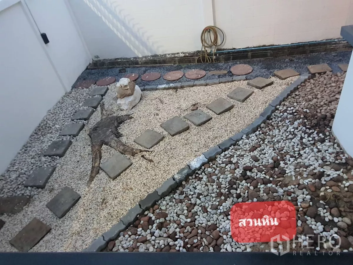 สำนักงานที่บ้าน ให้เช่าหรือขายในChatuchak, Bangkok - สวนหินขนาดกะทัดรัด มีทางเดินแผ่นทางเท้าและกรวดล้อมในลานภายใน
