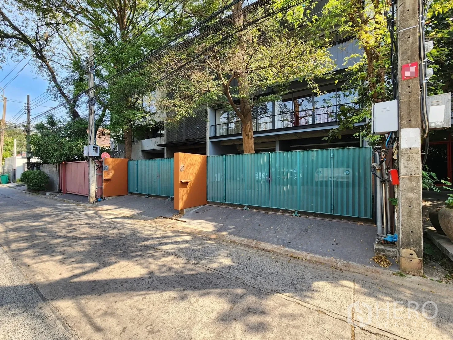 家庭办公室 for rent in Chatuchak, Bangkok - 街景视角，可见彩色大门与成树。