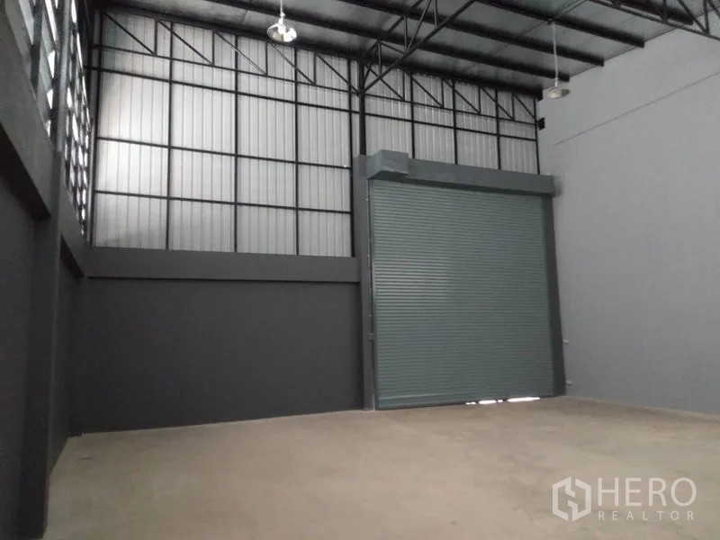 โรงงาน ให้เช่าหรือขายในLam Luk Ka, Pathum Thani - ภายในโกดังเพดานสูง ประตูม้วนขนาดใหญ่และโครงหลังคาเหล็ก