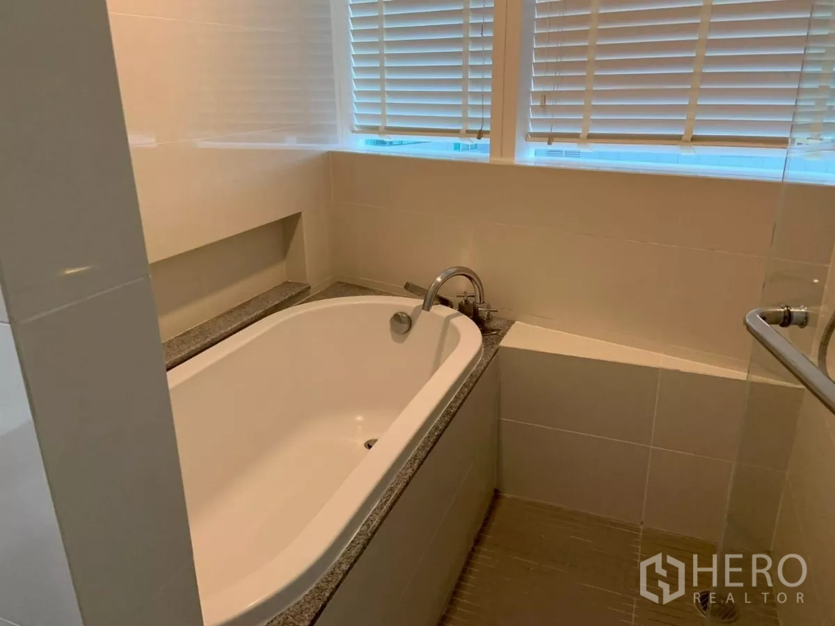 คอนโด ให้เช่าในKhlong Toei, Bangkok - อ่างอาบน้ำพร้อมผนังปูกระเบื้องและมู่ลี่หน้าต่าง