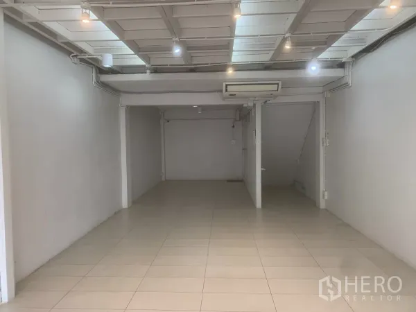 零售空间 出租在Yan Nawa, Bangkok - 开放式店面，白色墙面、瓷砖地面、射灯吊顶与空调。