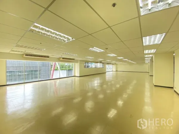 办公空间 出租在Watthana, Bangkok - 宽敞开放式办公室，吊顶灯具与整面窗带。