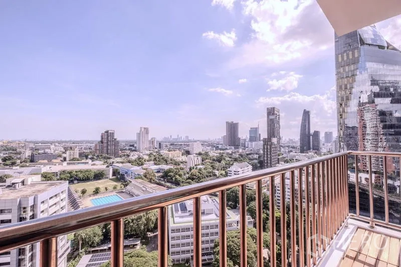คอนโด ขาย - ระเบียงชั้นสูงพร้อมราวโลหะ มองเห็นสกายไลน์กรุงเทพฯ