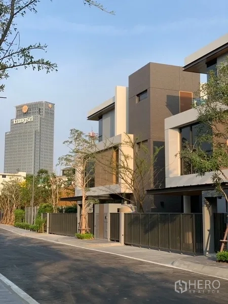 บ้าน ให้เช่าหรือขายในYan Nawa, Bangkok - ภายนอกบ้านสมัยใหม่บนถนนส่วนตัว มีอาคารสูงอยู่ด้านหลัง