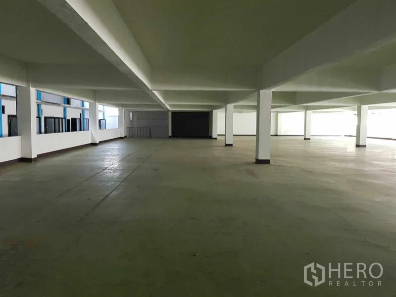 คลังสินค้า ให้เช่าในNong Khaem, Bangkok - ช่องว่างโกดังกว้าง มีเสารับน้ำหนักและหน้าต่างด้านข้าง