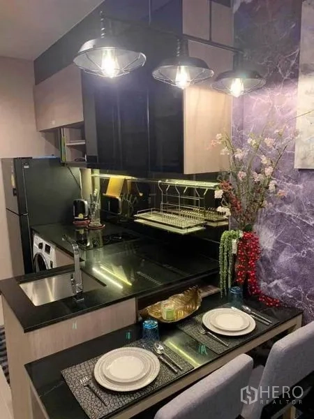 คอนโด ให้เช่าในDin Daeng, Bangkok - ครัวขนาดกะทัดรัด เคาน์เตอร์หินสีดำ ไฟแขวน และเครื่องใช้ไฟฟ้าครบ