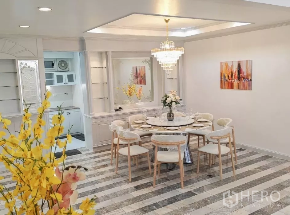 บ้าน ให้เช่าในYan Nawa, Bangkok - ห้องทานอาหารโต๊ะกลมพร้อมโคมระย้า เชื่อมต่อครัว