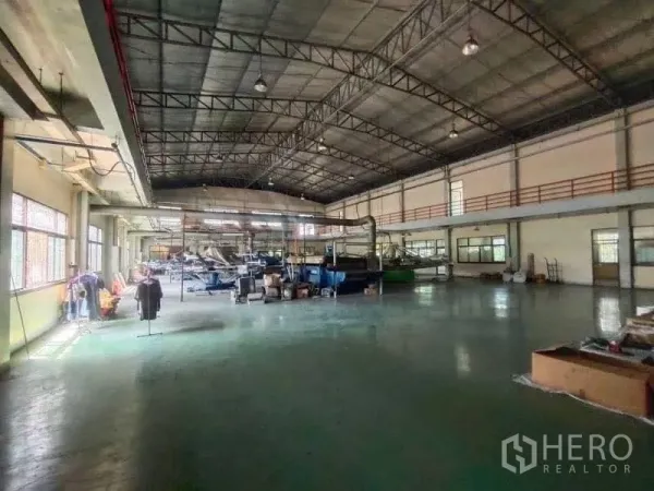 คลังสินค้า ขายในKhlong Toei, Bangkok - ฮอลล์โกดังโล่ง เพดานสูง พื้นเรียบ และหน้าต่างยาวรับแสงธรรมชาติ
